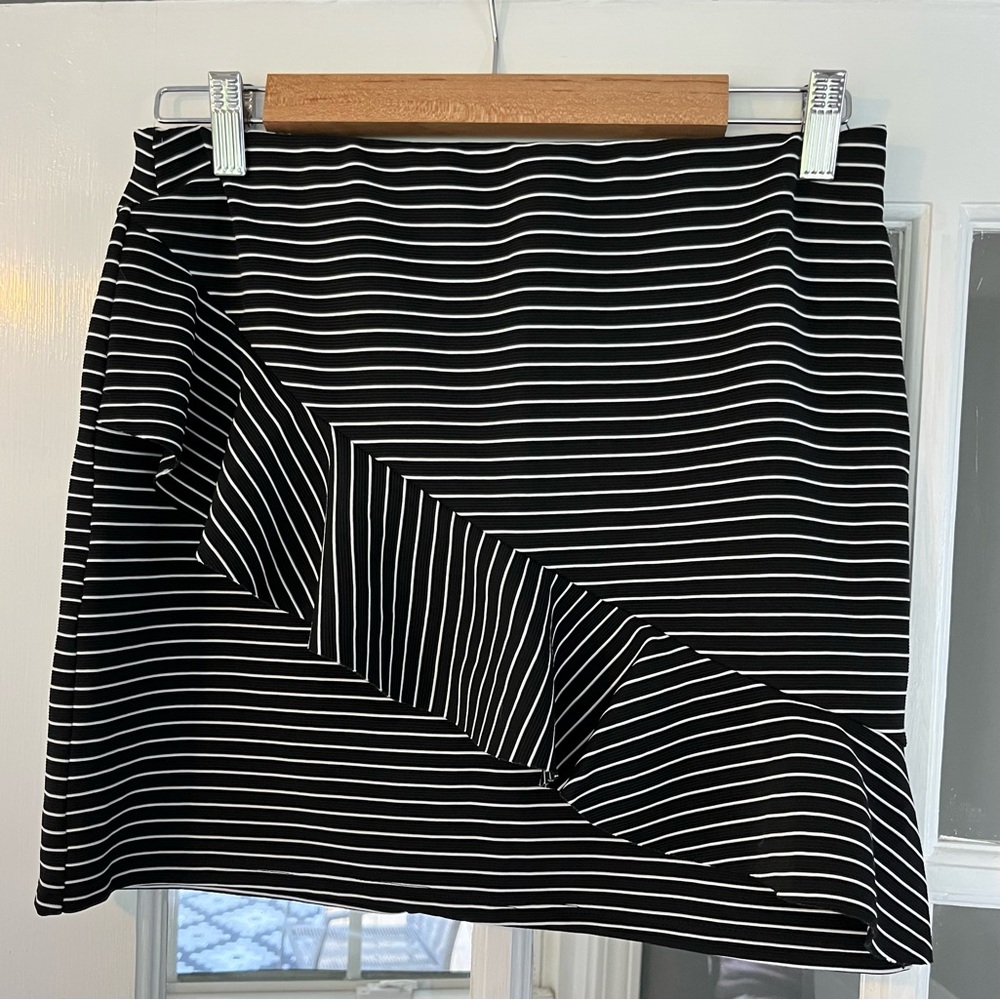 Zara Trafaluc Black & White Striped Ruffle Mini Skirt - Picture 3 of 3
